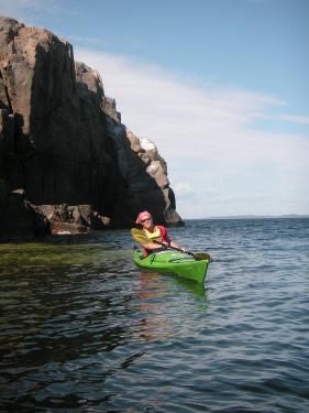 En lugn dag går det att glida fram nedanför Höglosmens 40 m höga klippor. 